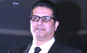 (أيمن سلامة): (أحمد عز) فارس الإذاعة الذي يبحث عن أموال جده في (أغني رجل في العالم)