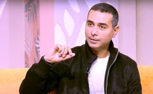 (نور محمود): شخصية (الدكتور حازم) في مسلسل عايشة الدور قريبة مني بشكل كبير