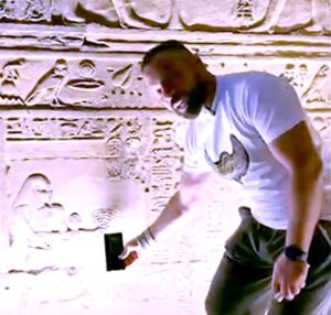 الفنان (محمد خميس): حبي للآثار والحضارة المصرية بدأ من موسوعة الدكتور (سليم حسن)