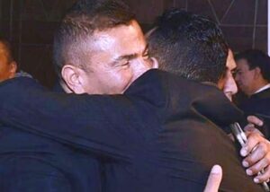 نكشف الأبيات التى حذفها (عمرو دياب) من (وغلاوتك) خوفا أن يظن الناس انه لا يعرف الغناء!