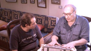 محمد الروبي يكتب: (خان المعلم).. حين يستدعي المُريدُ شيخه من شوارع الذاكرة