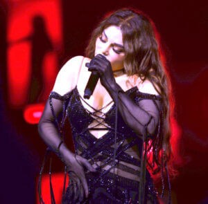 (هيفاء وهبي) تشعل أجواء حفلها كامل العدد في بيروت