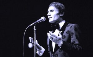 منى عشماوي تكتب: بأمر الرئيس: تجربة (آمال ماهر).. وعودة (أم كلثوم)