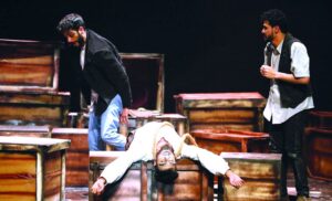 محمود عطية يكتب: (مسرح العبث).. ليس (الفن) عرضًا طارئًا!