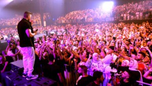 (تامر حسني) يُستقبل بالورود والدبكة اللبنانية في لبنان ويغني (كيفك أنت) لزياد الرحباني