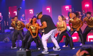 (تامر حسني) يُستقبل بالورود والدبكة اللبنانية في لبنان ويغني (كيفك أنت) لزياد الرحباني