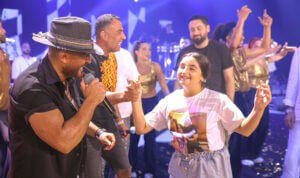 (تامر حسني) يُستقبل بالورود والدبكة اللبنانية في لبنان ويغني (كيفك أنت) لزياد الرحباني