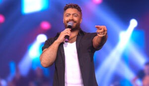 (تامر حسني) يُستقبل بالورود والدبكة اللبنانية في لبنان ويغني (كيفك أنت) لزياد الرحباني