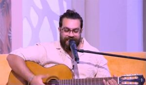 (علي رؤوف) يحدث ضجة واسعة على السوشيال ميديا بأغنية  (بشحت بالجيتار)