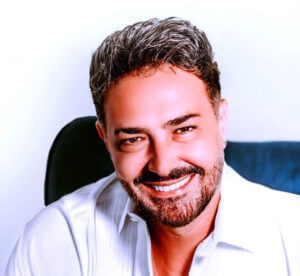 (وسيم الشعار) يقدم هدية لسلطان الطرب (جورج وسوف)