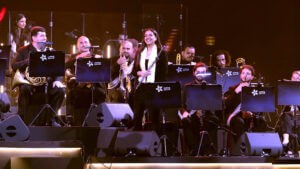 (الأوركسترا الحضرمية) تحيي حفلًا موسيقيًا عالمي الروح في جدة