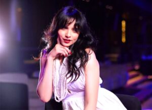 (آية عقيل) تطرح أحدث كليباتها الغنائية بعنوان (مش مهم)