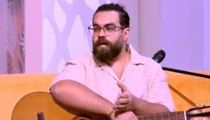 (علي رؤوف) يحدث ضجة واسعة على السوشيال ميديا بأغنية  (بشحت بالجيتار)