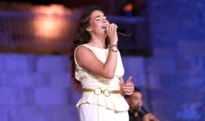 (كنزي تركي) تشارك إيهاب توفيق) بدويتو مميز في مهرجان القلعة الـ (33)