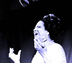 منى عشماوي تكتب: بأمر الرئيس: تجربة (آمال ماهر).. وعودة (أم كلثوم)