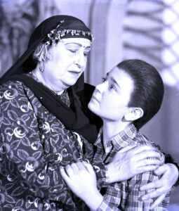 (أمهات السينما).. قناديل أضئن الشاشة الفضية رغم سلبيات وانحراف بعضهن (2/2)