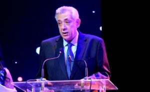 تكريم الفنان الكويتي الكبير (محمد المنصور) في مهرجان المسرح التجريبي الدولي