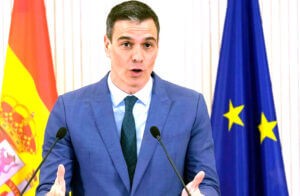 محمود حسونة يكتب: انقلبت الآية.. فنانونهم يحتجون على (الحرب) وفنانونا يلتزمون الصمت خوفاً وطمعاً!