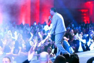 تعرف على مفاجأة (راغب علامة) الغنائية الجديدة، وحكاية الذباب الإلكتروني، وفضل شاكر