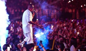 (عمرو دياب) أشعل لبنان بحفله، ومواقع التواصل الاجتماعي ببنطلونه!