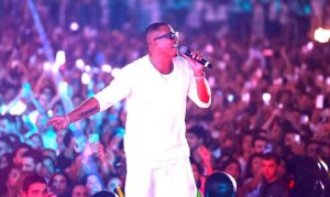 (عمرو دياب) أشعل لبنان بحفله، ومواقع التواصل الاجتماعي ببنطلونه!