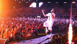 (عمرو دياب) أشعل لبنان بحفله، ومواقع التواصل الاجتماعي ببنطلونه!