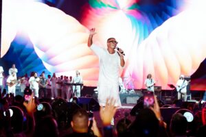 (عمرو دياب) أشعل لبنان بحفله، ومواقع التواصل الاجتماعي ببنطلونه!