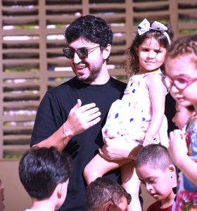 (محمد فضل شاكر) يسعد أطفال (جمعية رعاية اليتيم) بصوته