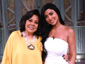 (كارولين عزمي) تتحدث عن بدايتها، وكيف ساهمت التجارب الأولى في صقل موهبتها