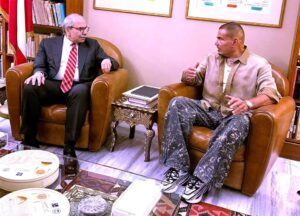 (عمرو دياب) أشعل لبنان بحفله، ومواقع التواصل الاجتماعي ببنطلونه!