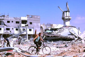 محمود حسونة يكتب: انقلبت الآية.. فنانونهم يحتجون على (الحرب) وفنانونا يلتزمون الصمت خوفاً وطمعاً!