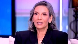 (مسرح الهواة) يكرم (محمد الصاوي، وحنان يوسف، ألفت إمام، سامية حبيب، وهشام عطوة)