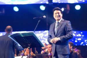 (محمد ثروت، الحجار، وهاني شاكر، والحلو والكينج) تفوقوا على (أم كلثوم)، و( (عبد الوهاب)