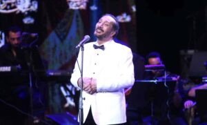 (محمد ثروت، الحجار، وهاني شاكر، والحلو والكينج) تفوقوا على (أم كلثوم)، و( (عبد الوهاب)