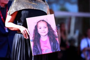 محمود حسونة يكتب: انقلبت الآية.. فنانونهم يحتجون على (الحرب) وفنانونا يلتزمون الصمت خوفاً وطمعاً!