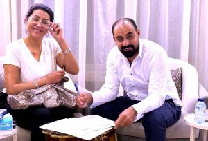 (مينا محروس) يحصل على توقيع الفنانتين (وفاء عامر) و(سارة سلامة)