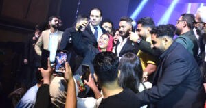 (تامر حسني) يشعل مظاهرة حب وتكريم لنجوم ورموز (المسرح المصري)