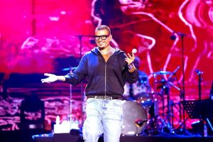 رضا العربي يكتب: (عمرو دياب) في عيد ميلاده الرابع والستين.. السنين والحنين!