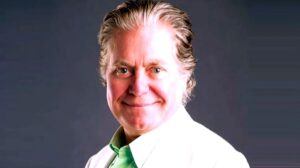 (حسين فهمي) يكشف عن محطات مميزة في مسيرته الفنية الحافلة