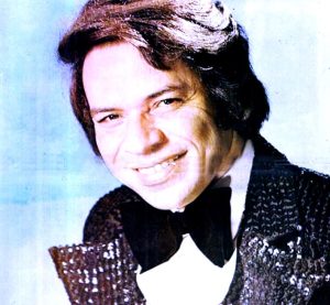 سيدة تغزل على نولها سبب مولد رائعة (عبد الهادي بلخياط): (في قلبي جرح قديم)