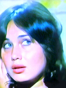 من أصداء اسمها أكتب إليها (هالة أنور).. هالة النور الذي يمشى في ملامح الحكاية