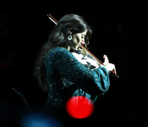 المايسترو (أمل القرمازي) تقدم أمسيةً ساحرةً بمركز الشيخ جابر الأحمد الثقافي