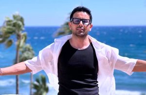 بإحساسٍ عاطفيٍّ محب (فؤاد عبد الواحد) يطرح أغنية (وينك)