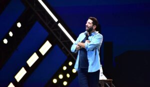 (جون أشقر) أوّل كوميدي عربي يقدّم عرضه على مسرح الأُولمبيا الشهير في باريس