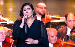 بعد 10 سنوات من تقديمها (خالد عز) يكشف المحذوف من (كده يا قلبي) لشيرين عبدالوهاب