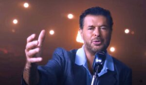 (راغب علامة) يُعيد تشكيل ملامح الرومانسيّة في الأغنية العربيّة في (خايف من إيه)