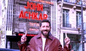 (جون أشقر) أوّل كوميدي عربي يقدّم عرضه على مسرح الأُولمبيا الشهير في باريس