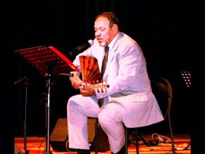 سيدة تغزل على نولها سبب مولد رائعة (عبد الهادي بلخياط): (في قلبي جرح قديم)