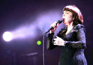 (ميراي ماتيو).. أسطورة فرنسا الغنائية تحتفل بـ 60 عاما على انطلاقتها الغنائية