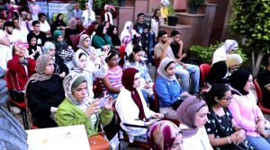 الدكتور (سيد علي إسماعيل) لإعلان إهدائه مكتبة المركز أكثر من ألف مخطوط